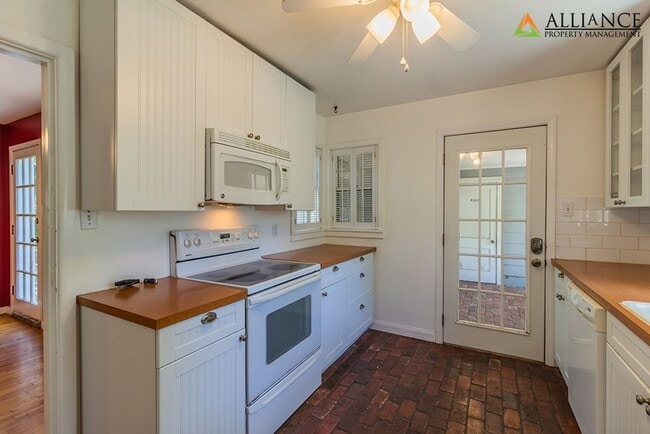 Building Photo - Spacious home close to KSU Campus!