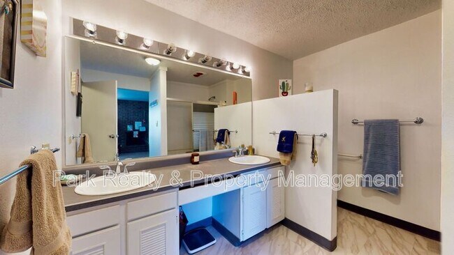 Building Photo - 555 E 10th Ave