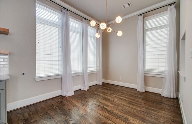 Building Photo - Beautiful 3-story House In the Heart of Ho...