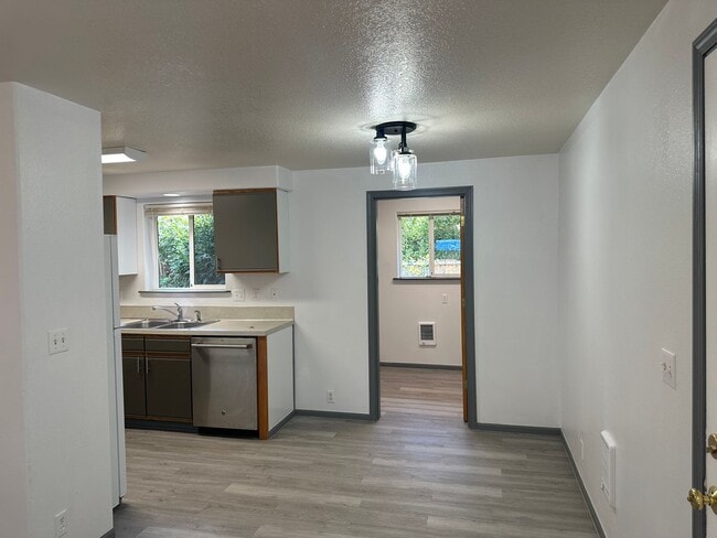 Building Photo - Beautifully updated 3 bedroom, 1 bath house in Eugene!
