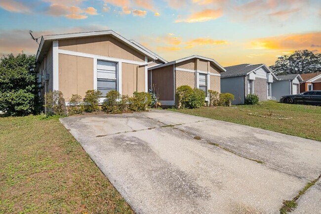 Building Photo - 1424 Vinetree Dr