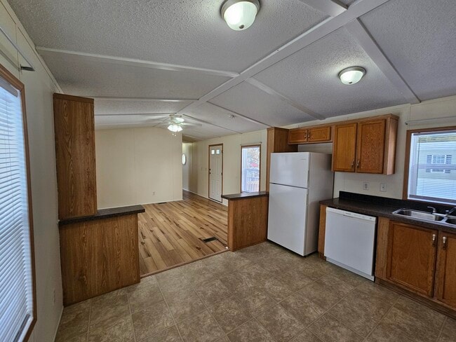 Building Photo - 47 Noble Ln