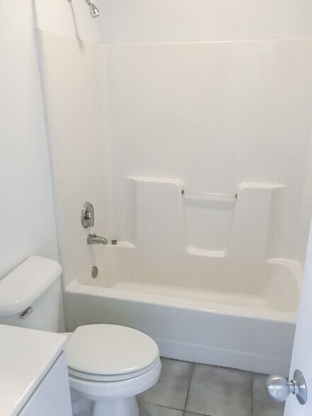 Building Photo - 1022 N Damen Ave