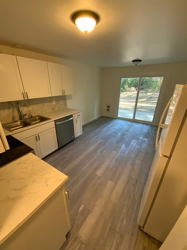 Building Photo - AVAILABLE NOW!!!!! West Olympia 2bdr 1.5bath Townhome w/ garage & parking