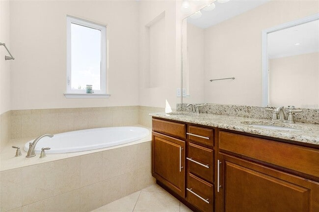 Building Photo - 13813 Benavente Ave