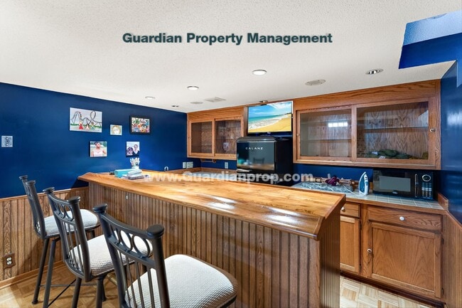 Building Photo - Move-in Special! Crystal Single Family Home, Fenced Yard, 2 Car Garage, Avail March