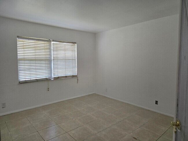 Building Photo - 1531 SE Royal Green Cir