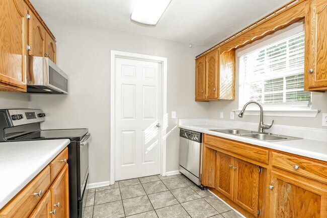 Building Photo - 1106 Lillian Ct