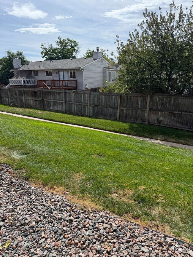 Building Photo - Cozy 2 Bed, 1.5 Bath Townhouse with Fireplace + Community Pool + Reserved Parking Space!