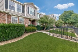 Building Photo - 2324 Stoneleigh Pl