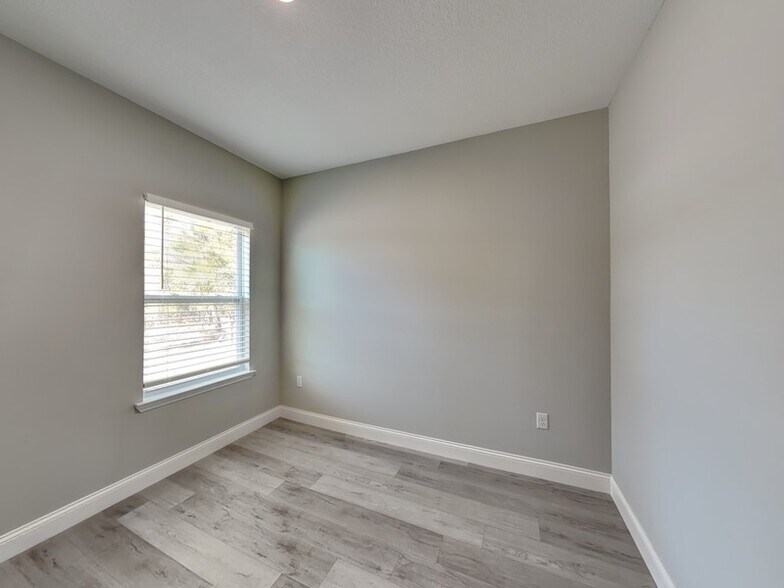 Building Photo - 8512 N Merrimac Way