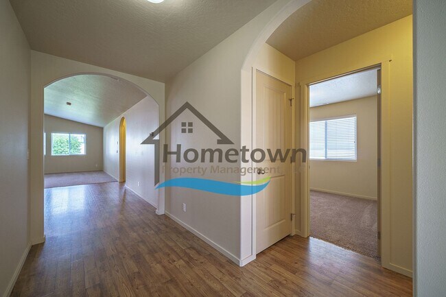 Building Photo - 3 Bedroom 2 Bathroom Home with Attached 2 ...