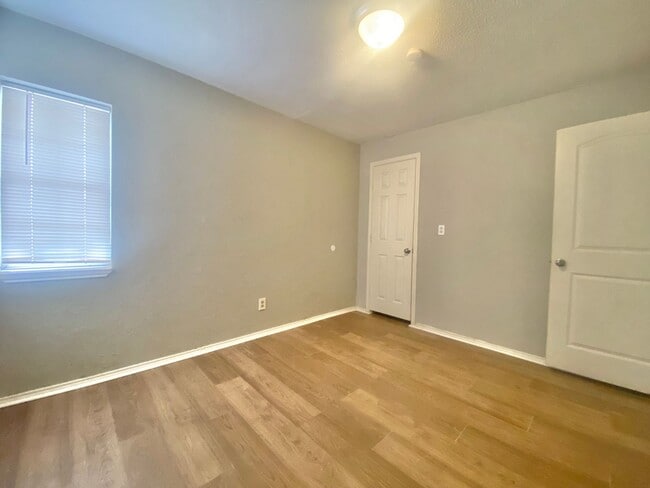 Building Photo - Great economical 2 bed 1 bath rental now available in Arnet Benson