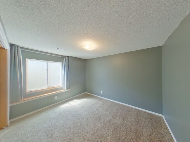 Building Photo - 804 N Longview Ct