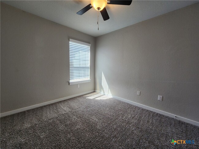 Building Photo - 565 Creekside Frst