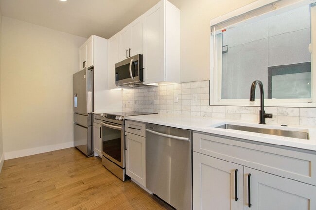 Building Photo - 1 Bedroom 2 Bathroom Luxury Brand New Town...