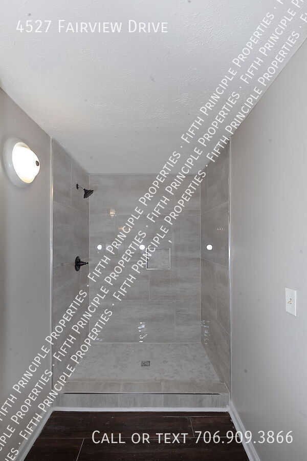 Building Photo - 4527 Fairview Dr