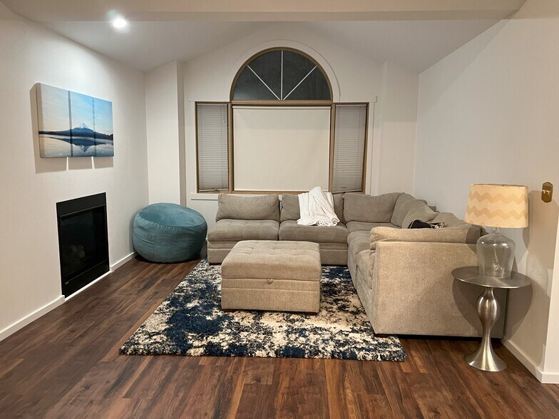 Large living room - 1005 Woodland Dr