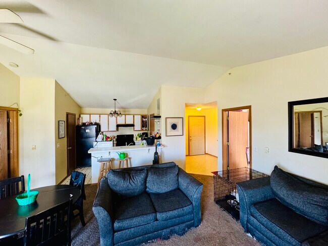 Building Photo - 531 Leah Ln