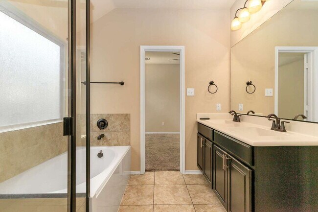 Building Photo - Golf Course Vibes at Home! Stylish 4BR Beauty with Private Putting Green in Fort Worth – Section ...