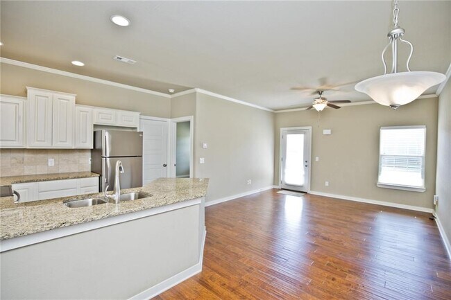 Building Photo - 2304 SW Juniper Ave