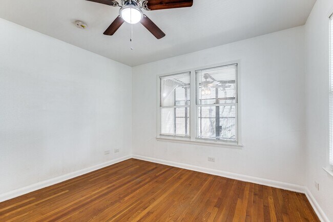 Building Photo - Charming Home in Alamo Heights ISD with Bo...