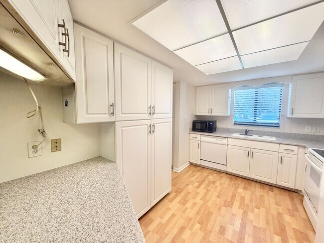 Building Photo - ** PALM RIVER ** 2 BED / 2 BATH - 1ST FLOOR - CONDO - NORTH NAPLES - ANNUAL RENTAL