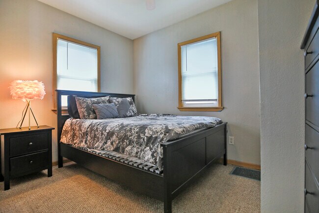 Building Photo - 603 12th Ave NW