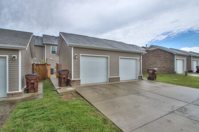 Building Photo - 1215 Riverbrook Dr