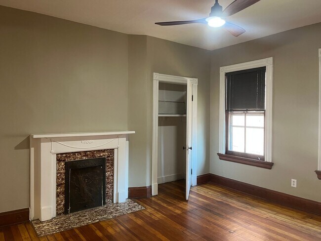 Building Photo - 2219 Scott St