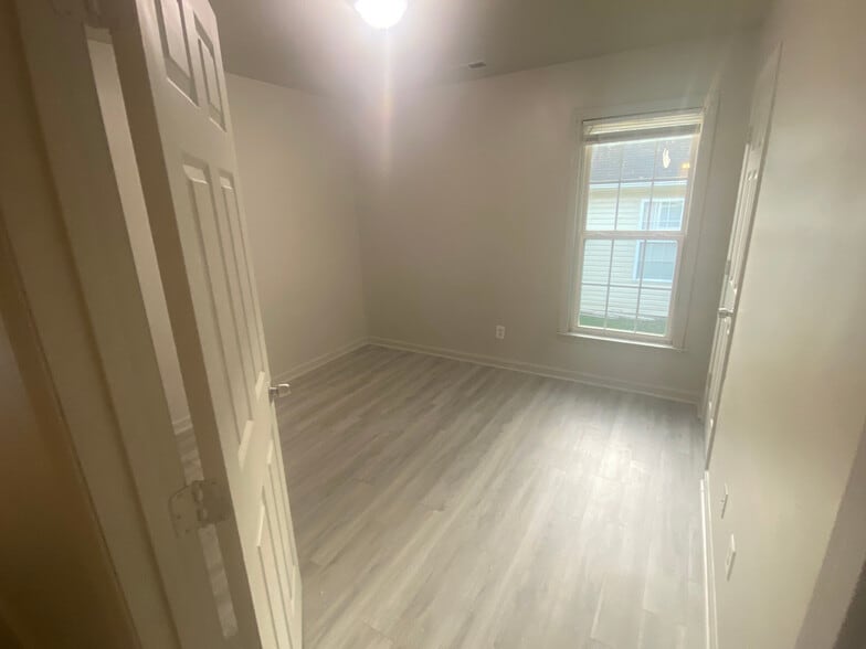 Building Photo - Room in Duplex on Beck St