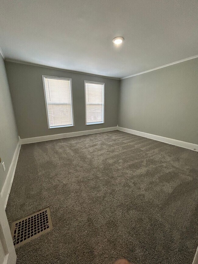 Building Photo - Spacious 1 Bedroom 1/2 Double with Basement & Extra Room