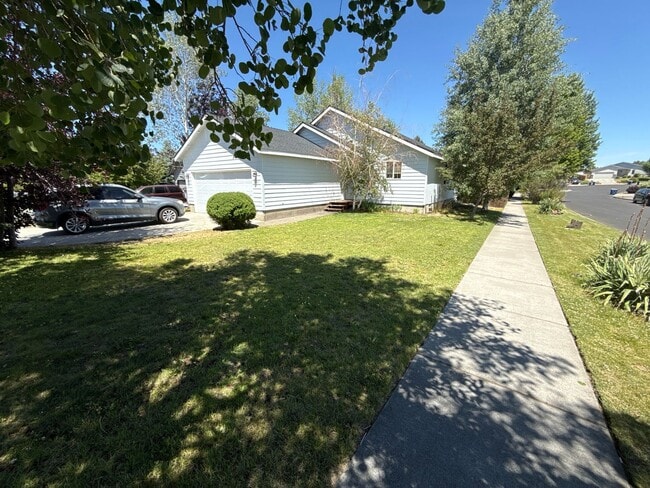 Building Photo - NE 3 Bdrm, 2 Bath, Gas Heat/Fireplace, Newer Carpet & Paint, Corner lot, Fenced Yard, DBL Garage