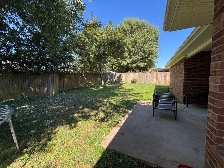 Building Photo - 431 Spicewood Trl
