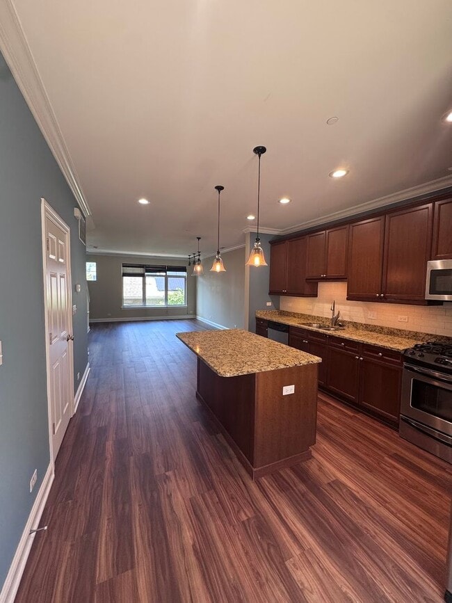 Building Photo - 2 Bed 2.5 Bath In Oak Park Available!