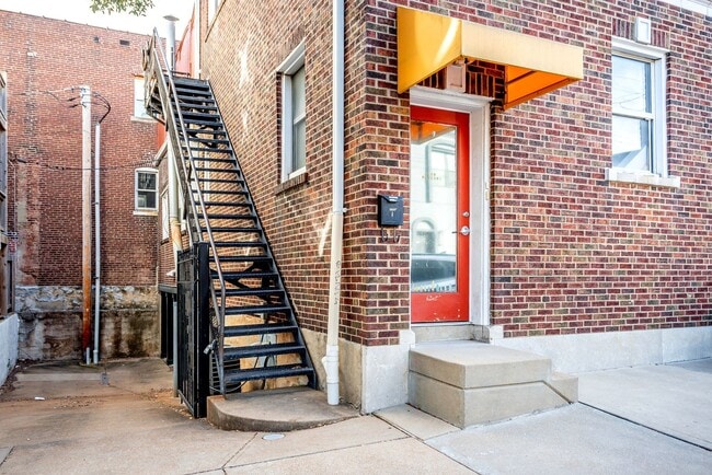 Building Photo - RARE OPPORTUNITY 1,200 SF ± Apartment in The Hill — Private Patio, Hardwood Floors & Renovated Ki...
