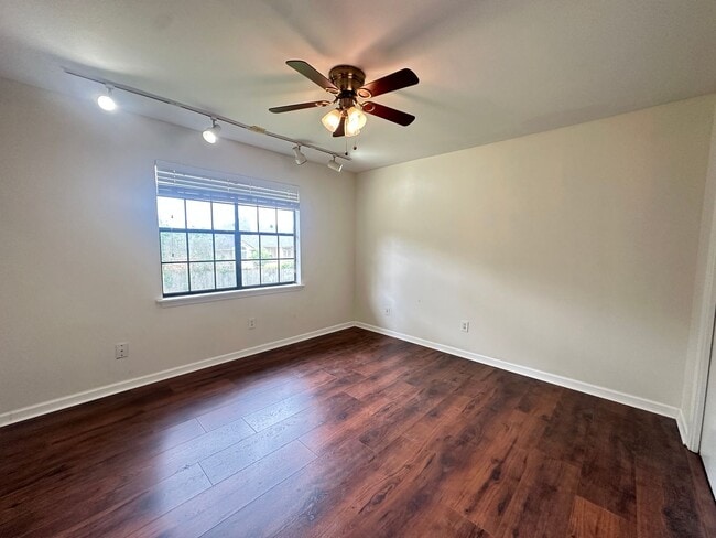 Building Photo - UPDATED IN TOWN SOUTH-LARGE 4/3 BRICK HOME-VERY NICE