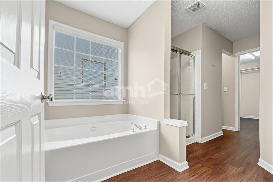 Building Photo - 3450 Ridgefair Dr