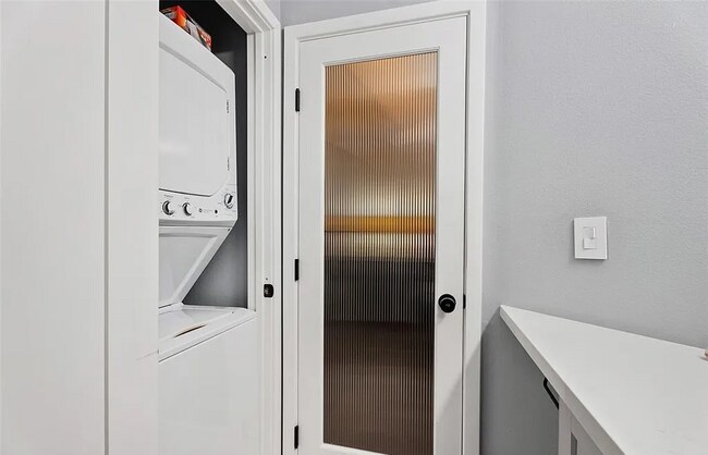 Building Photo - Upstairs Condo - Remodeled!