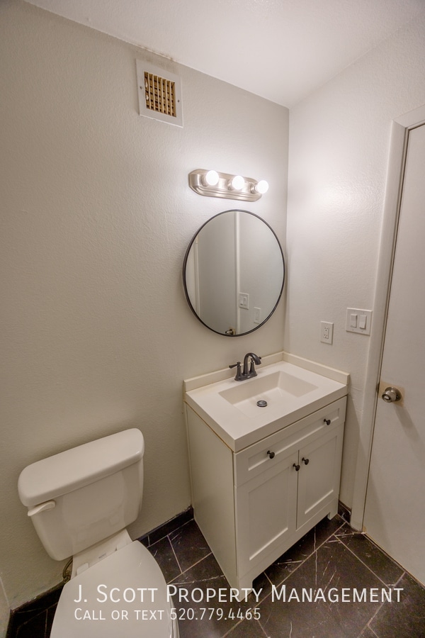 Building Photo - 1618 E Dunbar Dr