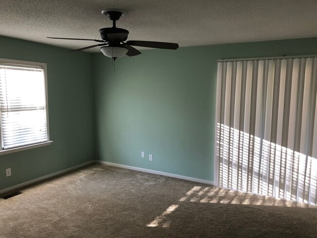 Building Photo - SPACIOUS THREE BEDROOM, TWO BATH HOME