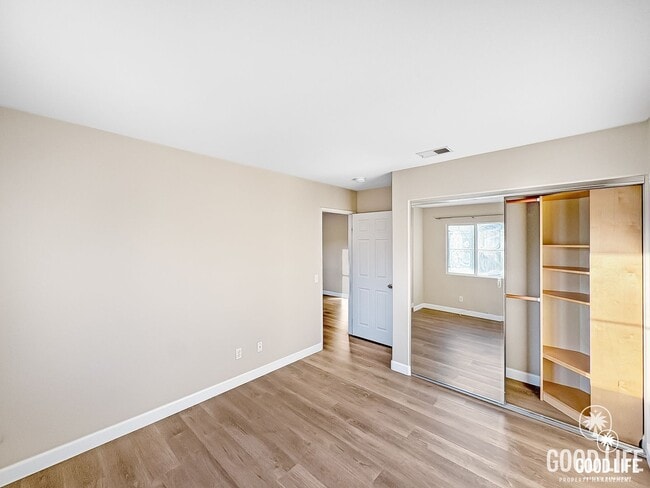 Building Photo - Great 4B/3BA House in Oceanside w/ a Large Loft!