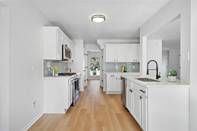 Building Photo - 22823 Tara Way Dr