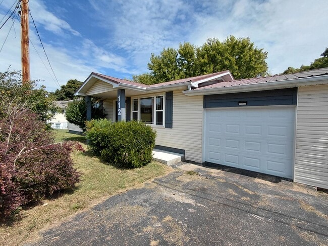 Building Photo - Home close To FLW