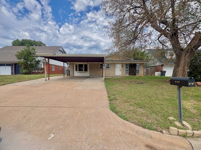 Building Photo - Spacious 4 Bedroom, 2 Bathroom Home with L...