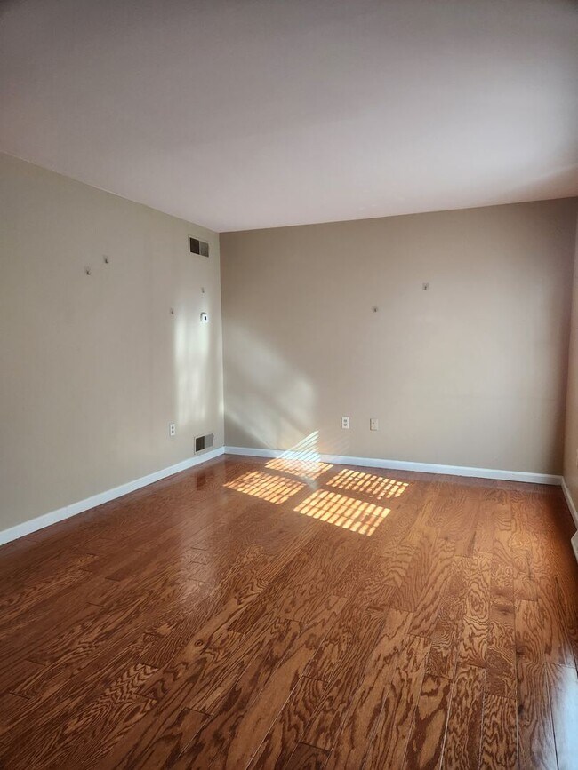 Building Photo - 819 Donnelly St