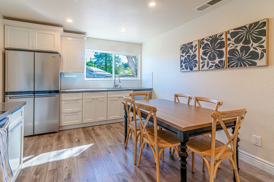 Building Photo - 208 Vista Ct