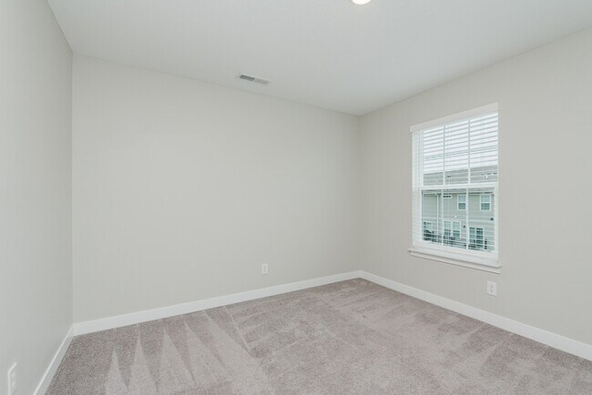 Building Photo - Beautiful Townhome in Carmel
