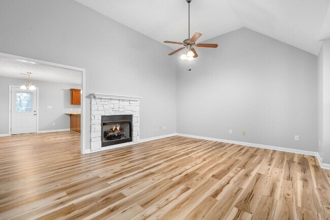 Building Photo - Spacious Home Conveniently Located Near I-24, Shopping, Restaurants, Movie Theater, AND More!