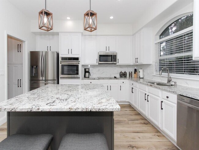 Building Photo - 687 Statenville Ct